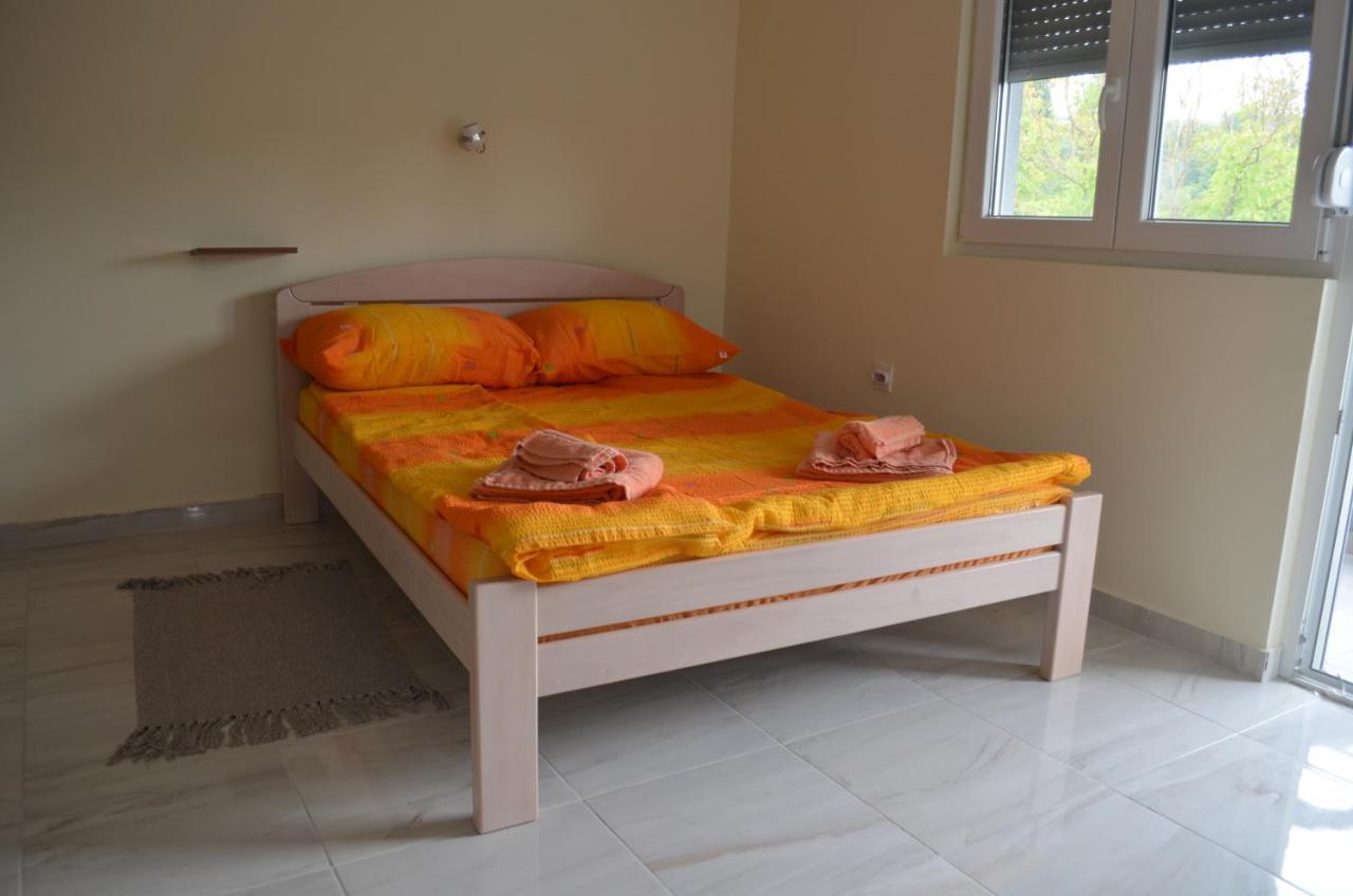 Apartmani Ana Vrdnik Exterior foto